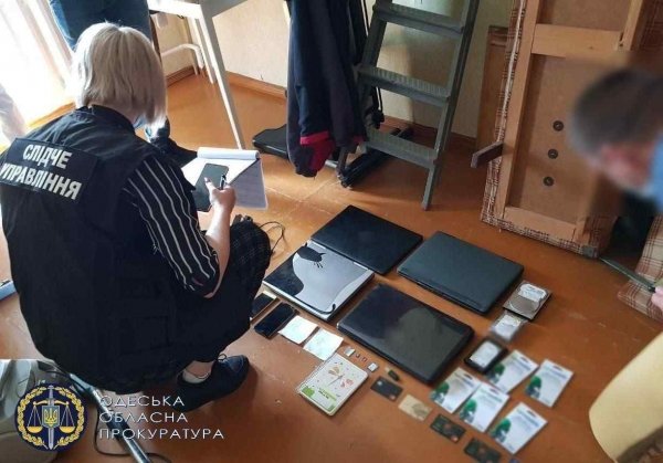 Создали 300 сайтов с порнографией: полиция «накрыла» незаконный бизнес двух одесситов и их подельников. Видео