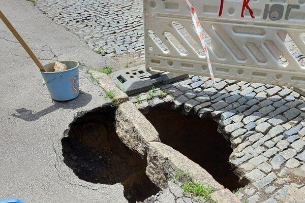 Врата в ад: на одной из улиц Одессы образовалась огромная яма
