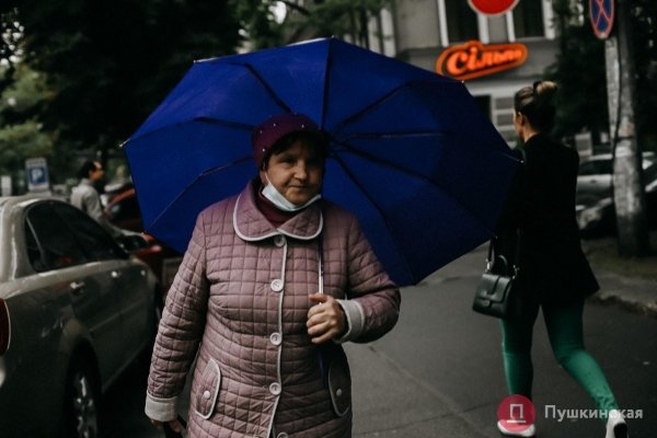 Дождь, ветер, холодрыга: как в Одессе стартовало лето. Фоторепортаж