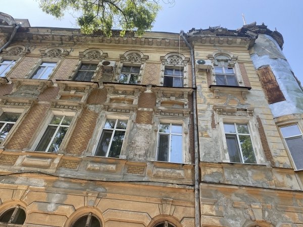 Одесситы просят мэрию отреставрировать фасад памятника архитектуры на Маразлиевской: что им ответили