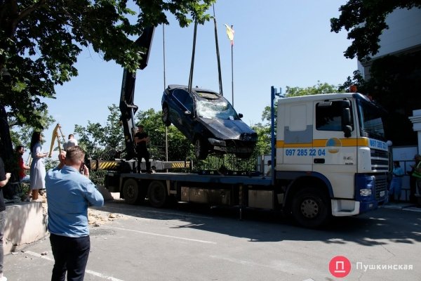 На Канатной подняли автомобиль BMW, который ночью улетел на склоны. Видео