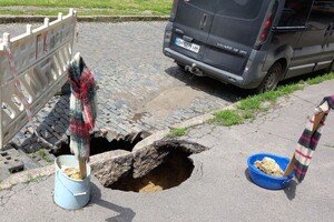 Врата в ад: на одной из улиц Одессы образовалась огромная яма