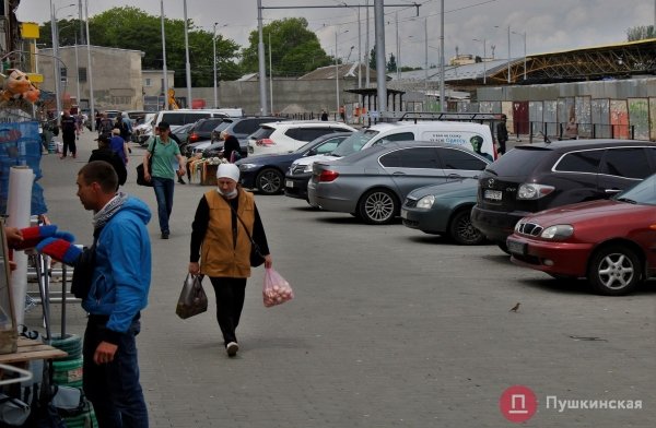 Нормальное решение за свои деньги? В Одессе после дорогущего ремонта тротуар превратился в парковку. Фото