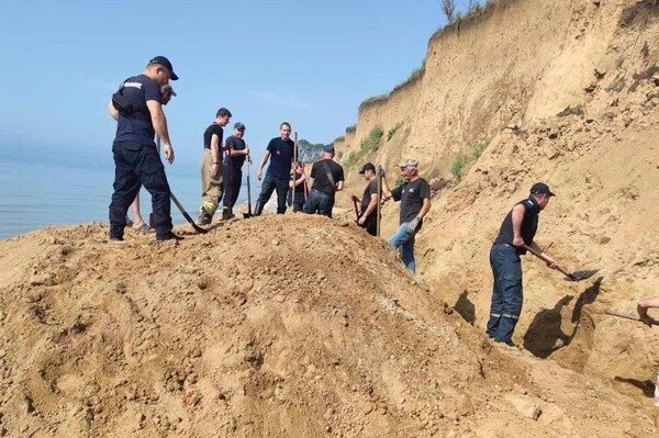 Оползень в Лебедевке: поиски людей продолжаются, а обвал может повториться 