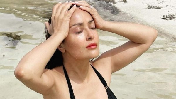 54-летняя Сальма Хайек показала обнаженную фотосессию