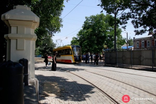 Аккуратно и просто, но ещё не конец: в Одессе официально открыли сквер за 45 миллионов. Фоторепортаж