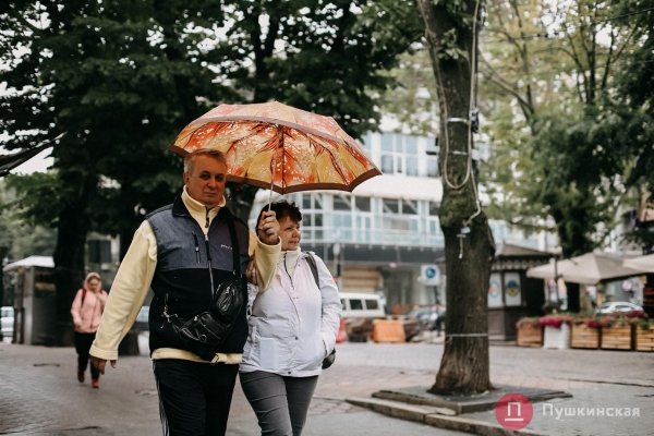 Дождь, ветер, холодрыга: как в Одессе стартовало лето. Фоторепортаж