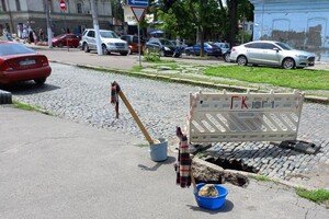 Врата в ад: на одной из улиц Одессы образовалась огромная яма