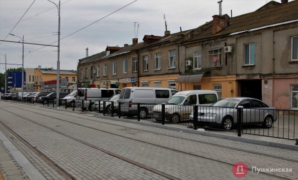 Нормальное решение за свои деньги? В Одессе после дорогущего ремонта тротуар превратился в парковку. Фото