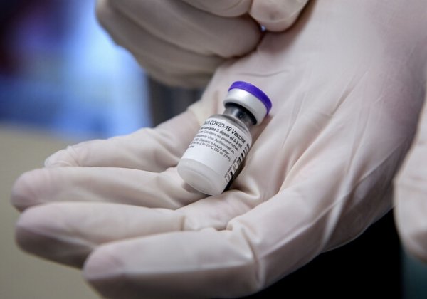 Прививают Pfizer: в Украине стартовала вакцинация чиновников и судей