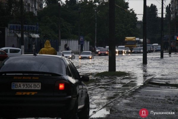 ​Большому ливню - большой потоп: улица Балковская ушла под воду. Видео
