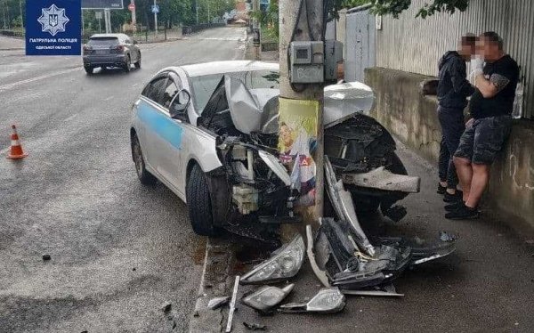Рано утром в Одессе автомобиль врезался в столб: пострадали 4 человека. Фото