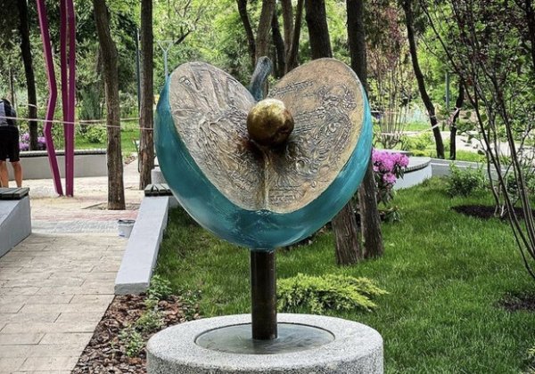 Вперед за новыми фото: в Греческом парке установили две скульптуры