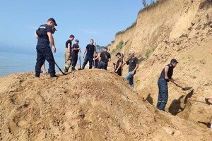 Оползень в Лебедевке: поиски людей продолжаются, а обвал может повториться 