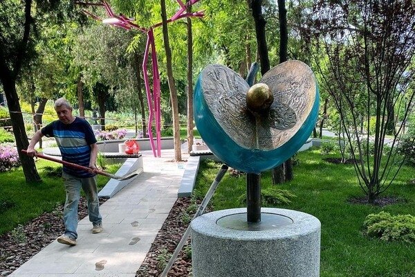 Вперед за новыми фото: в Греческом парке установили две скульптуры
