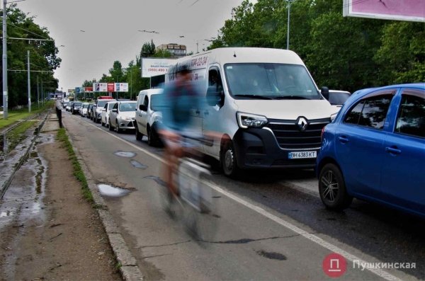 На одной из транспортных артерий Одессы рисуют велополосу: знаков еще нет, но велосипедисты уже ездят. Фото