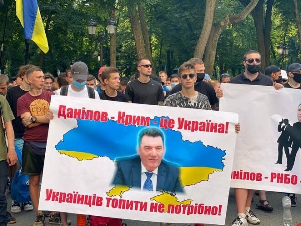 
                                                                        Ветераны АТО и национал-патриоты заблокировали дорогу возле дома Зеленского и требуют отставки Данилова
                                                                                                                                                                                                                    