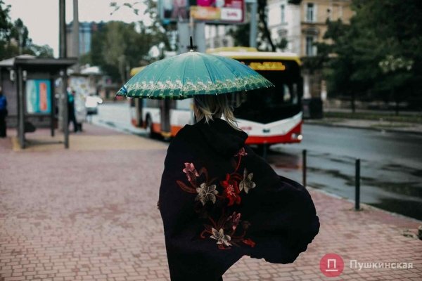 Дождь, ветер, холодрыга: как в Одессе стартовало лето. Фоторепортаж