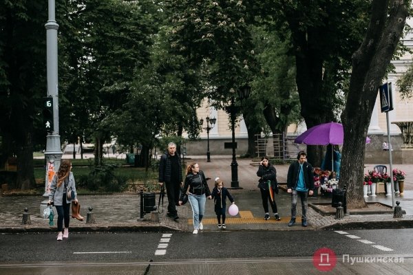 Дождь, ветер, холодрыга: как в Одессе стартовало лето. Фоторепортаж