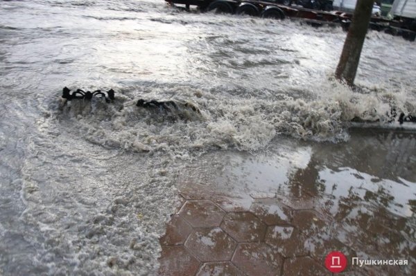 ​Большому ливню - большой потоп: улица Балковская ушла под воду. Видео