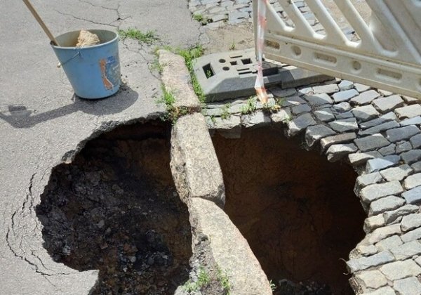 Врата в ад: на одной из улиц Одессы образовалась огромная яма