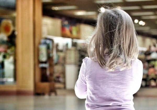 Ищут родителей: в Одессе на улице нашли маленького ребенка (обновлено)
