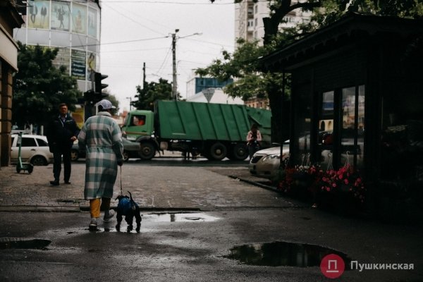 Дождь, ветер, холодрыга: как в Одессе стартовало лето. Фоторепортаж