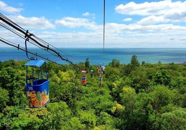Из-за взрыва трансформатора: на канатной дороге в Одессе застряли люди