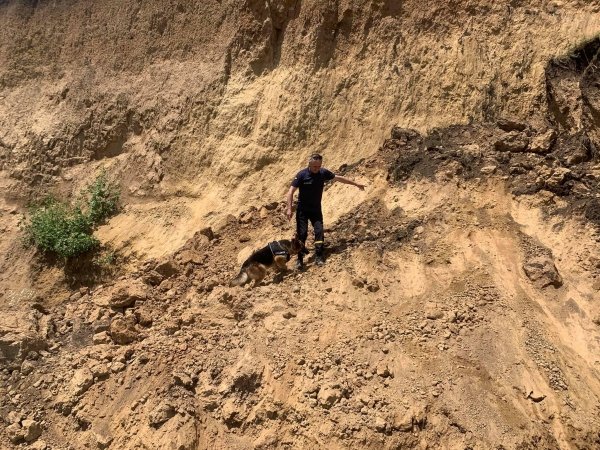Людей под обвалом грунта в Лебедевке не нашли. Фото, обновлено