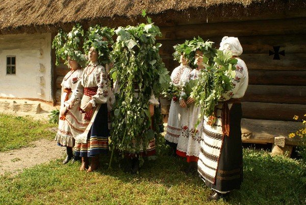 Букети-обереги для оселі, русалчині мандри та обряд «куста»: народні традиції святкування Трійці