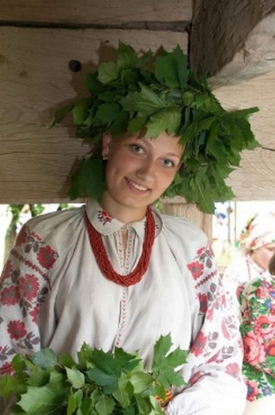 Букети-обереги для оселі, русалчині мандри та обряд «куста»: народні традиції святкування Трійці