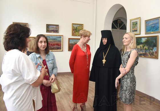 Одесский художник-адвокат открыл выставку ко Дню конституции