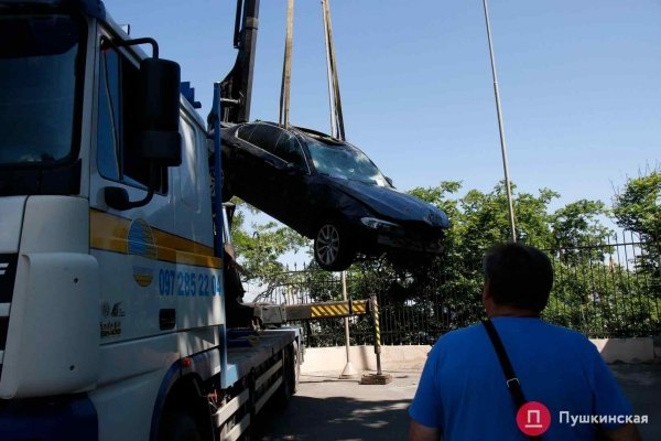На Канатной подняли автомобиль BMW, который ночью улетел на склоны. Видео