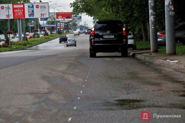 На одной из транспортных артерий Одессы рисуют велополосу: знаков еще нет, но велосипедисты уже ездят. Фото
