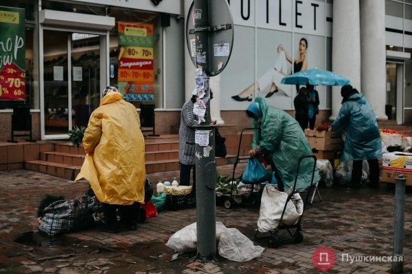Дождь, ветер, холодрыга: как в Одессе стартовало лето. Фоторепортаж