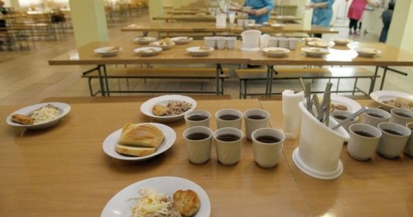Чем кормят детей в школах и детсадах: результаты проверки