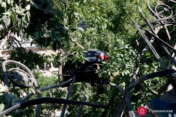 На Канатной подняли автомобиль BMW, который ночью улетел на склоны. Видео