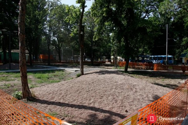 Аккуратно и просто, но ещё не конец: в Одессе официально открыли сквер за 45 миллионов. Фоторепортаж