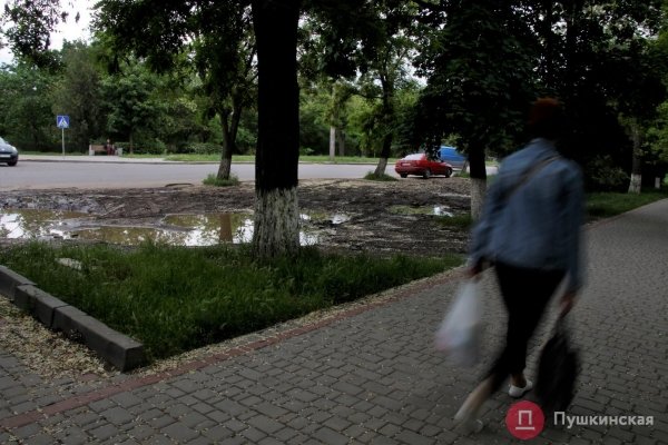 Возле одесской больницы хотят сделать парковку за 3,5 миллиона. Фото