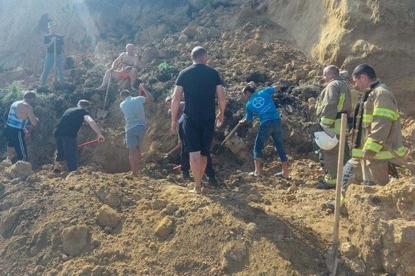 На курорте в Одесской области произошел оползень: под завалами ищут людей (обновлено)
