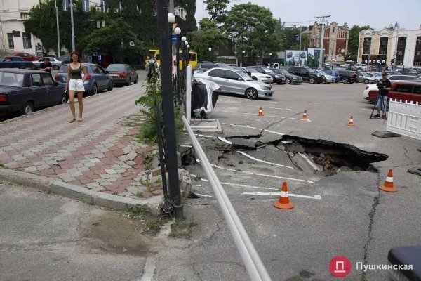 На Таможенной площади провалился асфальт на парковке. Фото