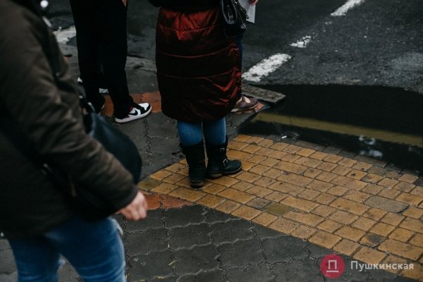 Дождь, ветер, холодрыга: как в Одессе стартовало лето. Фоторепортаж