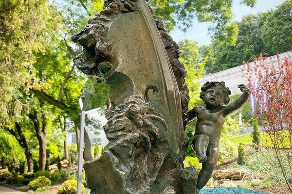Вперед за новыми фото: в Греческом парке установили две скульптуры