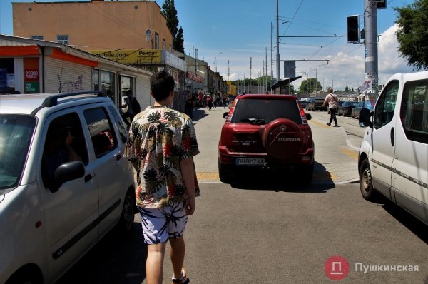Сами платят, сами ломают: мэр Одессы намерен обуздать «парковочный халоймес» в Новощепном ряду
