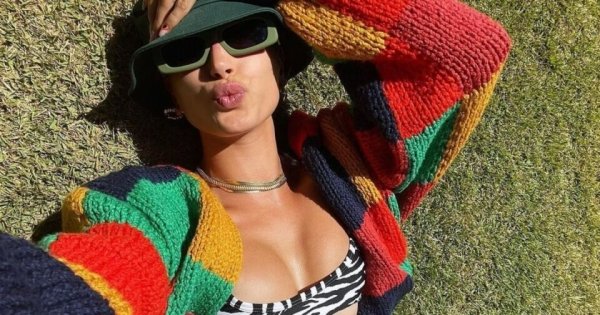 Хейли Бибер в бикини показала, как она проводит лето