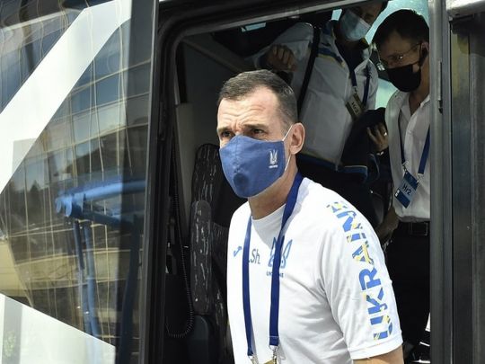 Мальовниче озеро і красень-автобус: збірна України полетіла в свою резиденцію в Бухарест