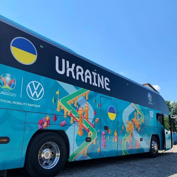 Мальовниче озеро і красень-автобус: збірна України полетіла в свою резиденцію в Бухарест