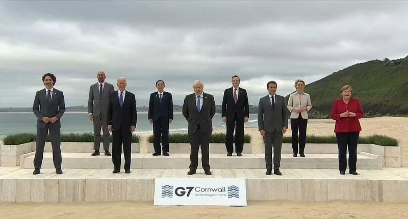 Саміт G7 почався з яскравої фотосесії на пляжі