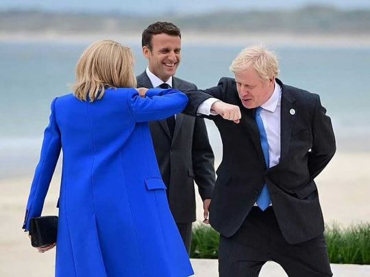 Саміт G7 почався з яскравої фотосесії на пляжі