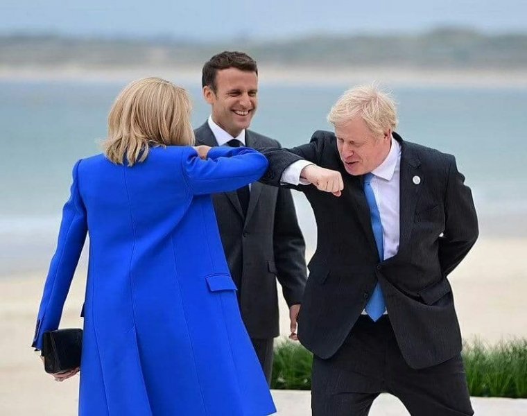Саміт G7 почався з яскравої фотосесії на пляжі